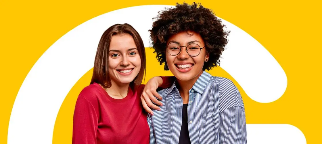 Clientes sorrindo em uma loja Golden Mix Ótica